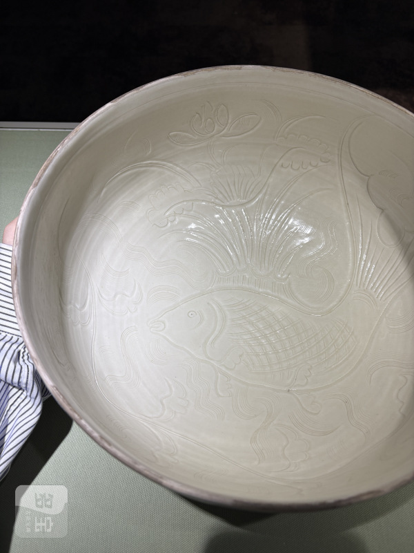 明 白瓷刻划鱼藻纹大钵 - 图6